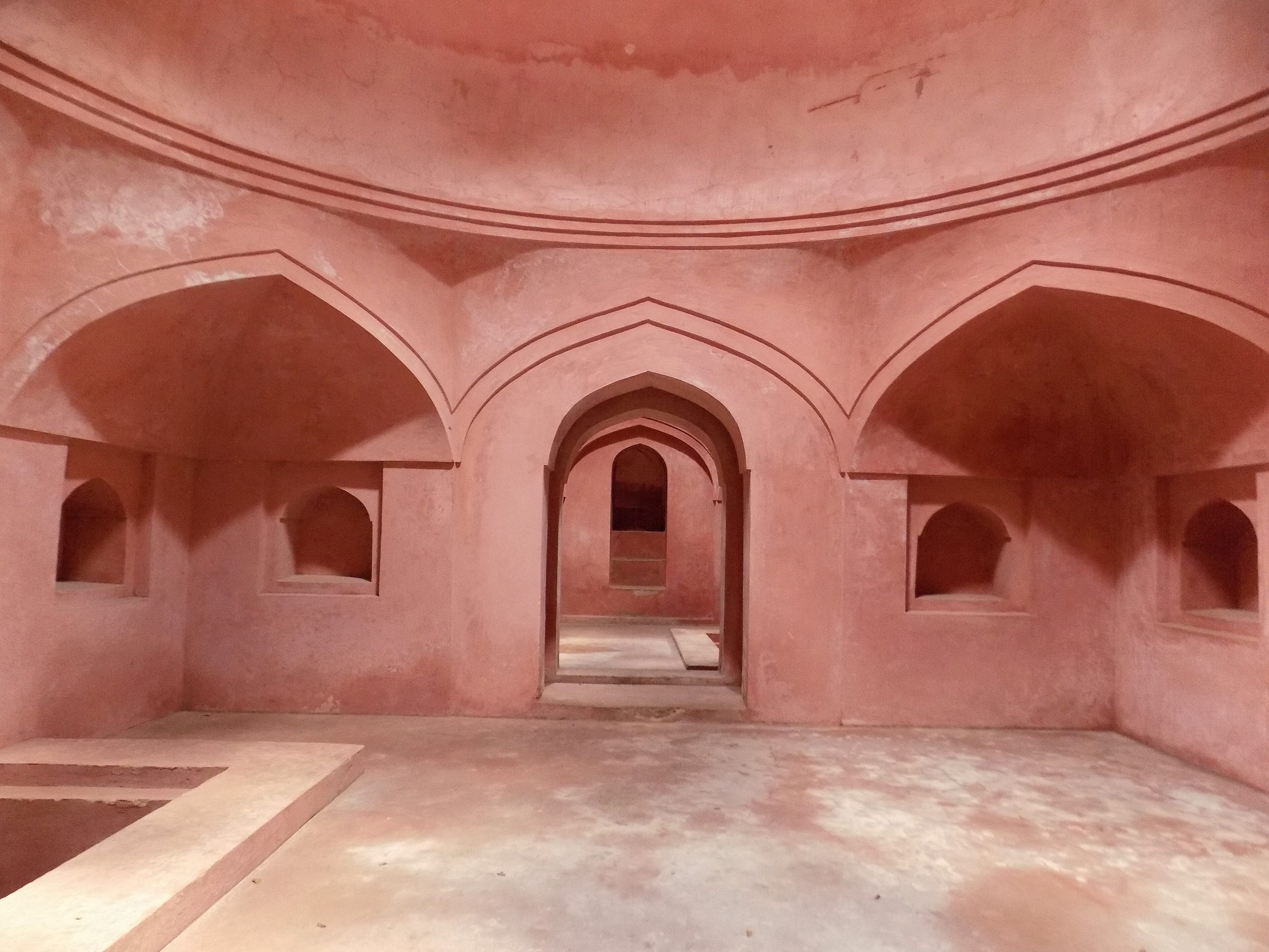Warm plastered hammam chamber with arched openings